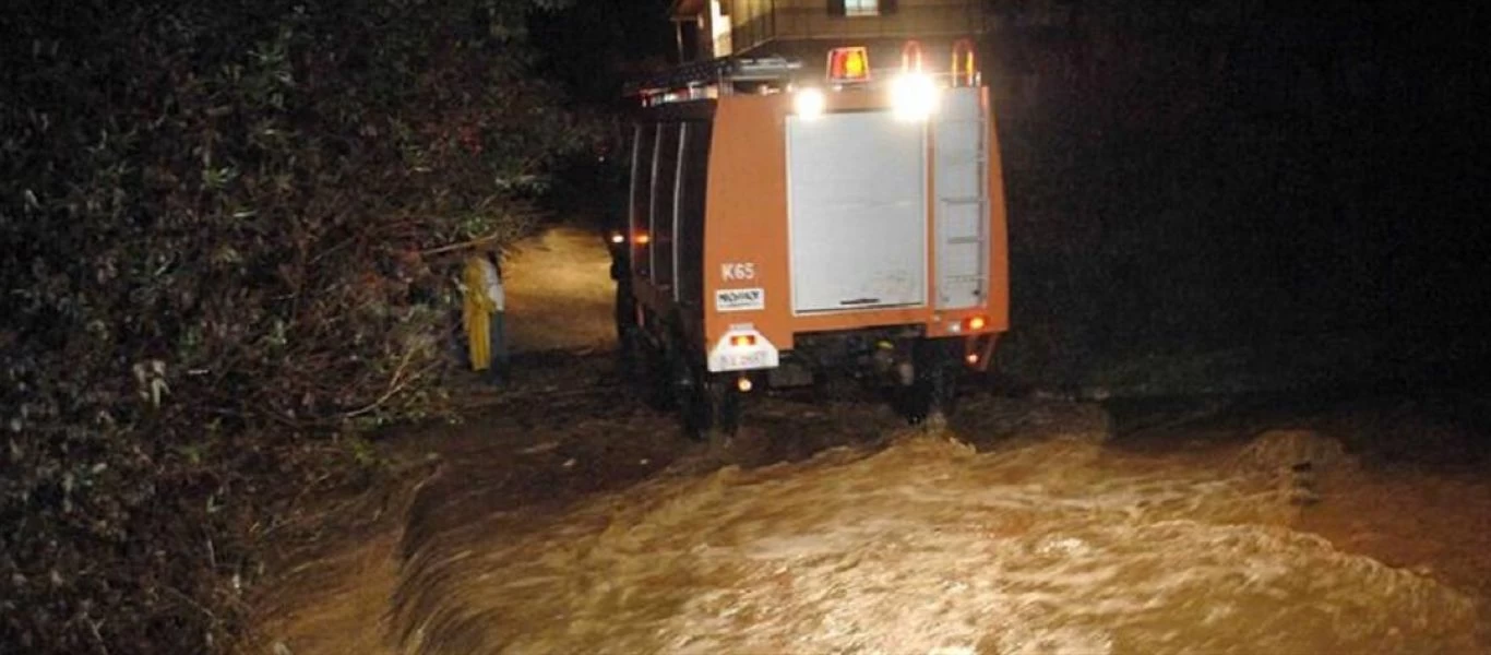 Αχαΐα: Δείτε καρέ καρέ τη διάσωση ενός άνδρα και των σκύλων του από ορμητικά νερά (βίντεο)